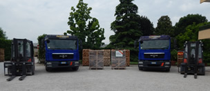 I nostri camion, muletti e transpallet per la consegna del pellet e legna